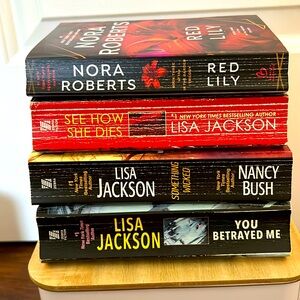 Novel bundle. Lisa Jackson, Nora Roberts book bundle